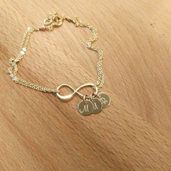 Gepersonaliseerde Infinity Bracelet, Eerste Armband, Gold Infinity, Gold Gevulde sieraden, bruidsmeisjes armband, sierlijke moederband, enkelband