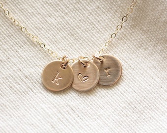 Gouden initiële ketting, geborstelde initiële schijven, gepersonaliseerde ketting, matte initiële charme ketting, moeders ketting, goud vulling, hand gestempeld