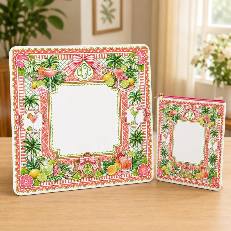 Op de afbeelding: Een decoratieve set met een groot vierkant frame en een kleinere rechthoekige etui met ritssluiting. Beide items hebben een wit midden met een rode en groene rand, versierd met cocktail illustraties, tropisch fruit en palmbomen.