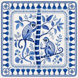 Op de afbeelding: Een vierkante textielprint met twee blauw-witte apen die op een gestreepte boom zitten. Het ontwerp bevat gedetailleerd gebladerte, takken en een decoratieve rand bestaande uit herhalende blauwe kwastjes en bloemmotieven op een witte achtergrond.