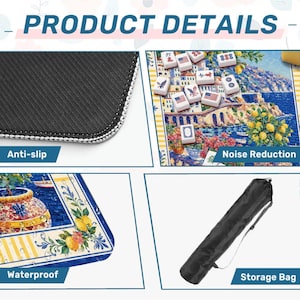 Puede incluir: Imagen de detalles del producto: una alfombrilla antideslizante, un tablero de juego con fichas y una bolsa de almacenamiento negra. El tablero de juego presenta un paisaje costero con flores y edificios. El texto "PRODUCT DETAILS" est&aacute; en la parte superior.