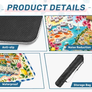 Puede incluir: Imagen de detalles del producto: una alfombra antideslizante e impermeable con una escena costera colorida y una bolsa de almacenamiento. La alfombra presenta una ilustraci&oacute;n detallada de un pueblo costero, sombrillas y fichas de mahjong. Texto: "Noise Reduction" y "Storage Bag".