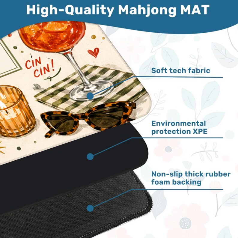 Puede incluir: Una alfombrilla de Mahjong rectangular con una ilustraci&oacute;n gr&aacute;fica de un c&oacute;ctel naranja en una copa, una vela y gafas de sol con estampado de leopardo sobre una servilleta de cuadros verdes con el texto CIN CIN. Tiene una superficie de tela suave, una capa de XPE y una base de espuma de goma negra antideslizante.