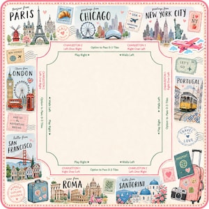 Op de afbeelding: Een decoratieve mat met een reisthema met illustraties van beroemde bezienswaardigheden en steden zoals Parijs, Londen en New York. De mat heeft postzegels, een roze koffer en de tekst "Travel is my Love."
