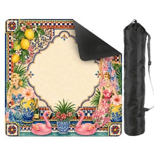 Pode incluir: Uma manta de piquenique decorativa com um design vintage com lim&otilde;es, flamingos cor-de-rosa e mulheres em vestidos. A manta tem uma parte inferior preta e vem com uma bolsa de transporte preta. O design inclui uma borda azul e branca.