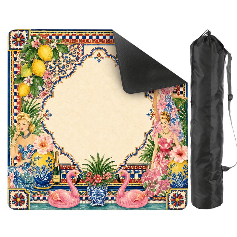 Pode incluir: Uma manta de piquenique decorativa com um design vintage com lim&otilde;es, flamingos cor-de-rosa e mulheres em vestidos. A manta tem uma parte inferior preta e vem com uma bolsa de transporte preta. O design inclui uma borda azul e branca.