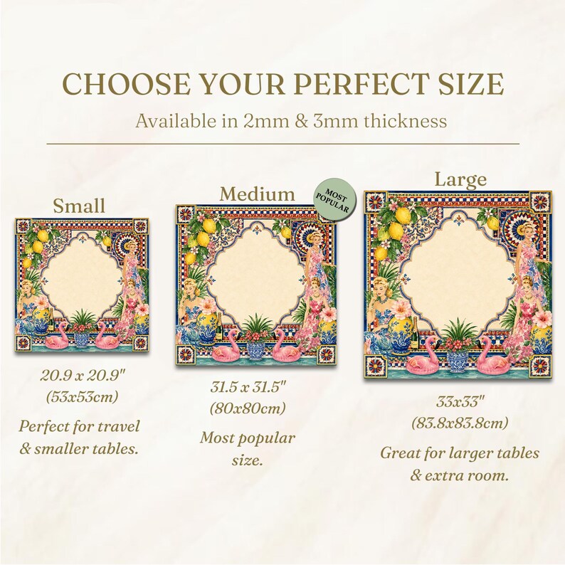 Pode incluir: Imagem mostrando tr&ecirc;s tamanhos de jogos americanos decorativos com um design colorido. Os jogos americanos apresentam um espa&ccedil;o central creme emoldurado por uma borda azul e dourada com ilustra&ccedil;&otilde;es de lim&otilde;es, figuras e flamingos. Tamanhos: 53x53cm, 80x80cm e 83.8x83.8cm.