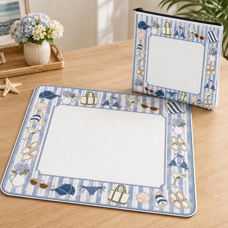 Puede incluir: Un mantel individual a rayas azules y blancas y una bolsa con cremallera a juego. El mantel individual y la bolsa presentan un centro blanco con un borde de ilustraciones con tem&aacute;tica de playa.