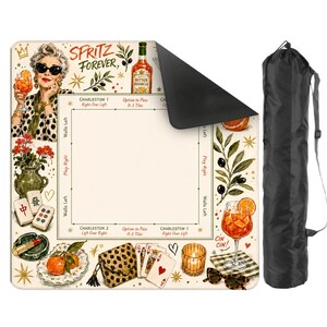 Puede incluir: Un tapete de mahjong cuadrado con tem&aacute;tica Spritz Forever, ilustrado con una mujer con gafas de sol, un c&oacute;ctel, fichas de mahjong, cartas y un bolso de leopardo. El tapete tiene un centro blanco con instrucciones de juego y una bolsa negra.