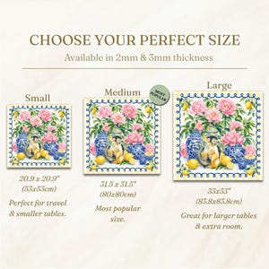 Puede incluir: Manteles individuales cuadrados con dise&ntilde;o floral y de mono, disponibles en tres tama&ntilde;os: 53x53cm, 80x80cm y 83.8x83.8cm. Los manteles individuales presentan flores rosas, jarrones azules, limones y un mono. El texto dice 'Elige tu talla perfecta'.