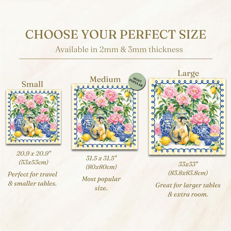 Puede incluir: Manteles individuales cuadrados con dise&ntilde;o floral y de mono, disponibles en tres tama&ntilde;os: 53x53cm, 80x80cm y 83.8x83.8cm. Los manteles individuales presentan flores rosas, jarrones azules, limones y un mono. El texto dice 'Elige tu talla perfecta'.