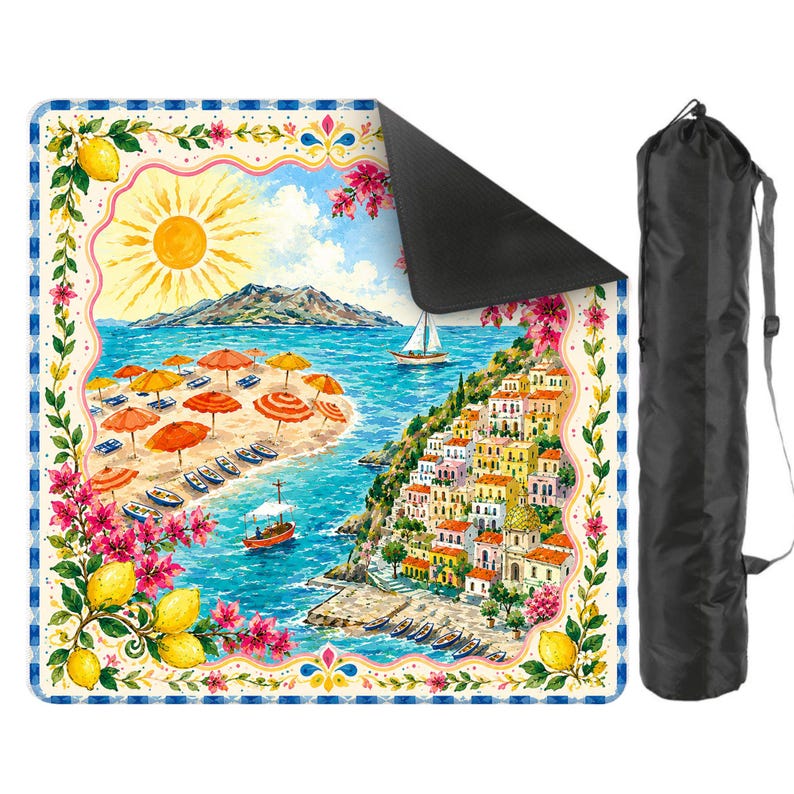 Puede incluir: Una manta de playa con una colorida ilustraci&oacute;n de un pueblo costero, sombrillas y un velero. La manta tiene un reverso negro y viene con una bolsa de transporte negra. El dise&ntilde;o incluye limones, flores y un cielo soleado.