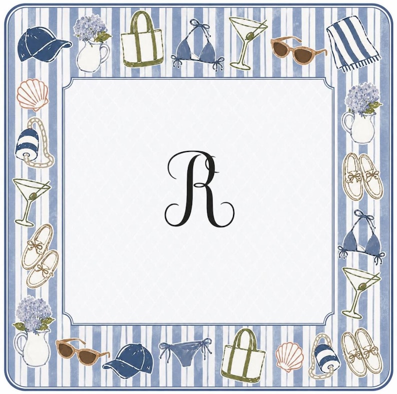 Puede incluir: Ilustraci&oacute;n cuadrada con un centro blanco y un borde a rayas azules y blancas. El borde presenta iconos con tem&aacute;tica de playa como un bikini, gafas de sol y una gorra de b&eacute;isbol. Una gran letra "R" elegante est&aacute; en el centro.