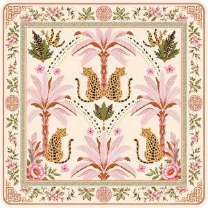 Puede incluir: Un textil cuadrado con un patrón simétrico de cuatro leopardos, palmeras rosas y motivos florales sobre un fondo crema. El borde muestra un diseño geométrico de greca con flores rosas y emblemas circulares en cada esquina.