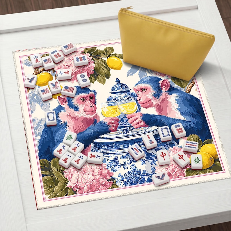 Pu&ograve; includere: Un tappetino decorativo con un design stravagante con due scimmie blu che brindano con bicchieri di liquido giallo. Il tappetino include un vaso di porcellana blu e bianco, limoni e tessere di Mahjong. Un astuccio giallo con cerniera &egrave; nell'angolo in alto a destra.