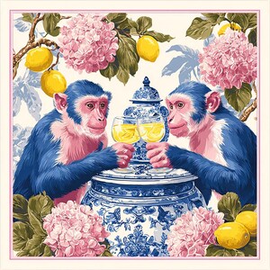 Op de afbeelding: Een grillige illustratie met twee blauwe apen die proosten met glazen gele vloeistof. Ze zitten aan een blauw-witte porseleinen tafel, omringd door roze hortensia's, citroenen en een bijpassende vaas. De illustratie heeft een vintage, decoratieve stijl.