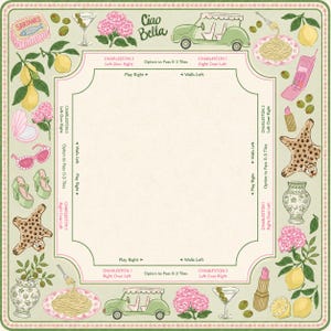 Pu&ograve; includere: Un tabellone di gioco quadrato decorativo con un bordo verde chiaro con illustrazioni di cibo, accessori e un'auto d'epoca. Il testo "Ciao Bella" &egrave; in alto. Il tabellone include testo per il gioco.