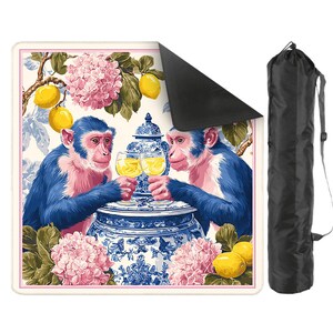 Pu&ograve; includere: Tappetino da yoga quadrato con un'illustrazione stravagante di due scimmie blu che brindano con calici di vino. Il design include ortensie rosa, limoni e un vaso di porcellana blu e bianco. &Egrave; inclusa una borsa da trasporto nera.