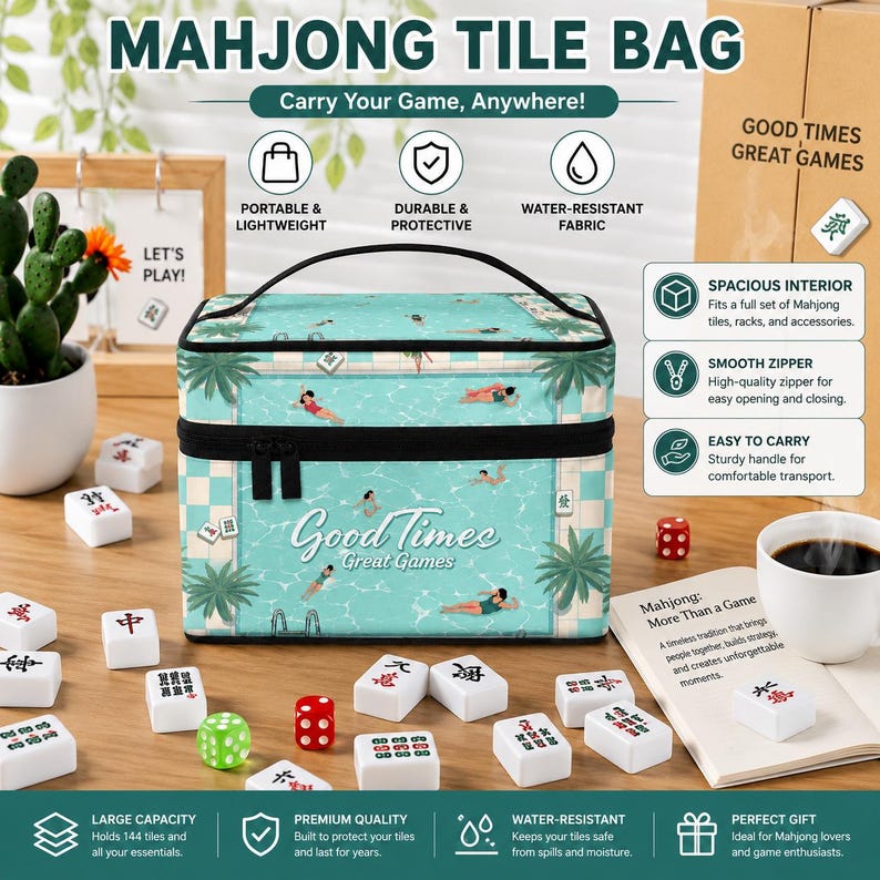 Pu&ograve; includere: Una borsa per tessere Mahjong turchese con manico, con un design a scena di piscina e la scritta "Good Times Great Games". La borsa &egrave; circondata da tessere Mahjong, dadi e una tazza di caff&egrave;. La borsa &egrave; progettata per contenere 144 tessere.