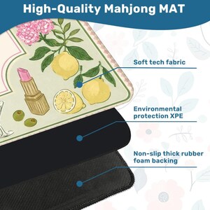 Pu&ograve; includere: Un tappetino da Mahjong di alta qualit&agrave; con un design decorativo con limoni, rossetto e olive. Il tappetino ha una superficie in tessuto tecnico morbido, protezione ambientale e un supporto in schiuma di gomma spessa antiscivolo.
