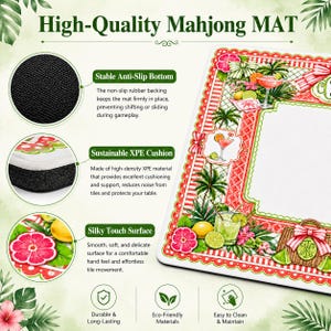 Op de afbeelding: Een hoogwaardige Mahjong-mat met een tropisch ontwerp met cocktails, palmbomen en fruit. De mat heeft een antislip onderkant, een gewatteerd oppervlak en een zijdezachte aanraking. De tekst op de mat luidt "High-Quality Mahjong MAT".