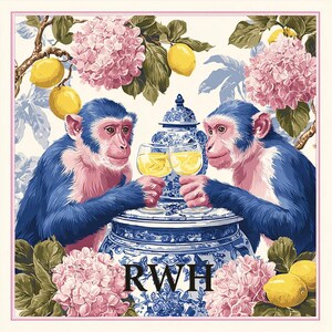Pu&ograve; includere: Illustrazione decorativa con due scimmie blu che brindano con bicchieri di liquido giallo. Sono sedute attorno a un vaso e un tavolo con motivi blu e bianchi. Sono presenti anche ortensie rosa, limoni e le lettere "RWH".