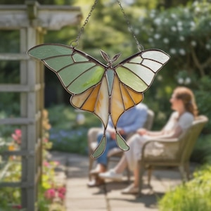 Atrapasol de mariposa verde y ámbar para ventana: regalo de decoración inspirado en la naturaleza para jardín y hogar.