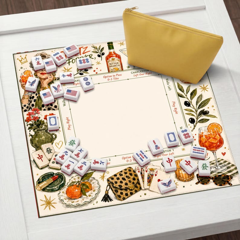 Puede incluir: Una alfombrilla de Mahjong cuadrada con fondo crema ilustrada con un c&oacute;ctel, aceitunas, un bolso con estampado de leopardo y cartas de juego. La alfombrilla incluye instrucciones de juego y texto como Charleston, con fichas de Mahjong blancas y una bolsa amarilla.