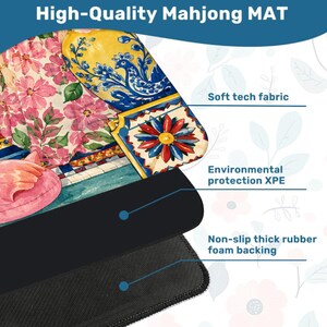 Pode incluir: Um tapete de Mahjong de alta qualidade com um design floral e de p&aacute;ssaros colorido. O tapete apresenta um tecido tecnol&oacute;gico macio, prote&ccedil;&atilde;o ambiental XPE e um suporte de espuma de borracha espessa antiderrapante. A parte superior tem um design floral rosa e um design de p&aacute;ssaro amarelo e azul.