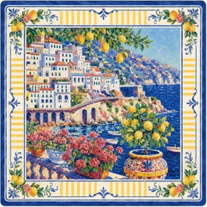Puede incluir: Impresi&oacute;n art&iacute;stica cuadrada que representa un pueblo costero italiano con edificios blancos, un puente y el mar. El borde tiene un dise&ntilde;o azul y amarillo con limones y acentos florales. Hay macetas con flores rosas y un limonero en primer plano.