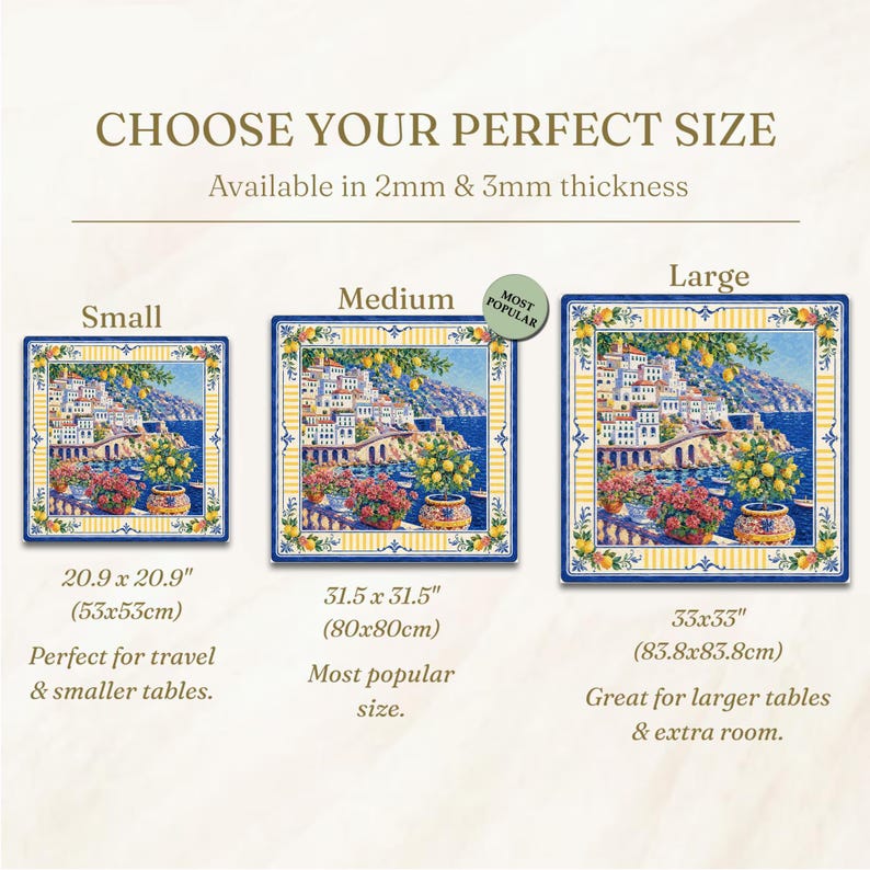 Puede incluir: Imagen de tres manteles individuales cuadrados con una escena costera italiana. Los tama&ntilde;os disponibles son peque&ntilde;o (53x53cm), mediano (80x80cm) y grande (83.8x83.8cm). El texto "CHOOSE YOUR PERFECT SIZE" est&aacute; en la parte superior.