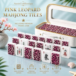 Puede incluir: Un juego de fichas de mahjong blancas con un estampado de leopardo rosa en el reverso, presentadas con un estuche de viaje blanco con cremallera. Algunas fichas muestran caracteres chinos y números tradicionales en tinta roja, verde y negra.