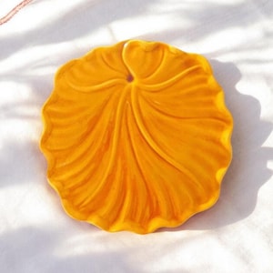 Plato grande de cerámica Vallauris de mediados de siglo, diseñado por E. Covain - Plato con forma de hoja en color amarillo mostaza - Cerámica francesa de la década de 1960