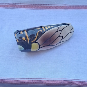 Puede incluir: Un juego de tres tazas de cerámica con un acabado mate moteado. Las tazas son de color crema, gris claro y gris oscuro. Cada taza tiene un diseño simple y minimalista.