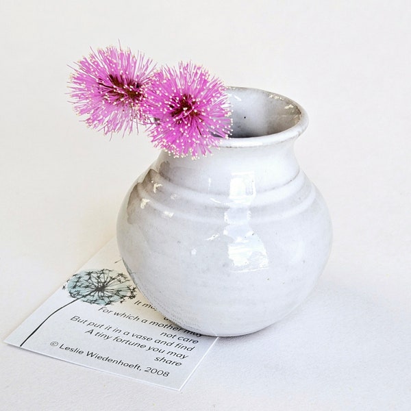 Vase miniature en poterie Mommy Pot pour mamans - Contient des pissenlits et de petites fleurs - Petits cadeaux pour une nouvelle maman - Céramique blanche fabriquée à la main