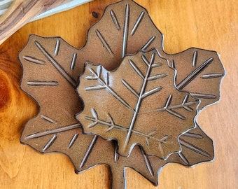 Maple Leaf aardewerk lepelsteun set van 2 groot en klein - rustiek en functioneel keukenaccessoire, uniek handgemaakt ontwerp boerderij roest