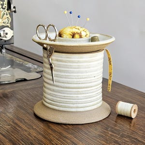 Support de couture fait main avec bobine vintage avec pelote à épingles - Idéal pour le rangement de la couture à la main et de la broderie