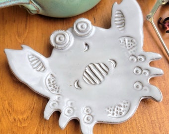 Gary the Crab Petite Spoon Rest in Coastal White