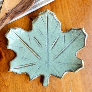Handgemachte Ahornblatt Löffel Ablage, rustikale Küchen Dekoration, Einweihungsparty Geschenk für Kochbegeisterte grün