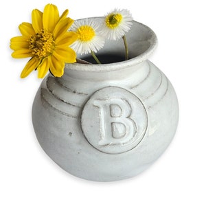 Mini jarrón con letras personalizadas para recoger flores de mamá - Maceta de recuerdo para nueva mamá a ser - Cerámica en miniatura hecha a mano para baby shower Granja blanca