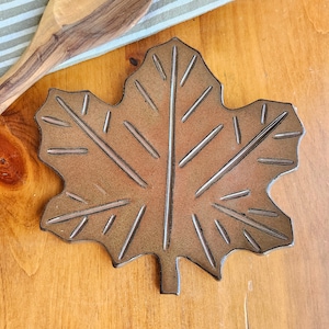 Handgemachte Ahornblatt Löffel Ablage, rustikale Küchendekoration, Einweihungsgeschenk für Kochbegeisterte, Rostbraun