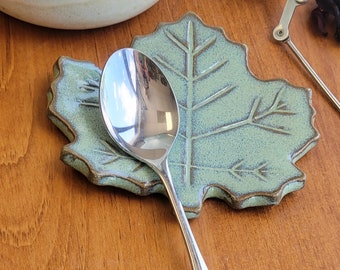 Maple Leaf Shape Mini Spoon Rest for Coffee Station - Miniature Tea Bag Holder for Festive Rustic Office Kitchen in Green