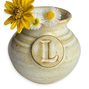 Vaso de flores de dente de leão personalizado para a nova mamãe - Vaso de cerâmica em miniatura feito à mão para presente exclusivo de chá de bebê bege