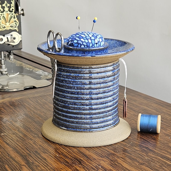 Organizador de costura azul: organizador de cerámica con forma de carrete para costureras y quilters.