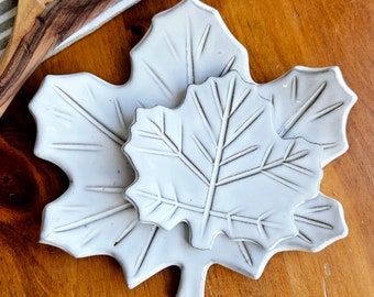 Maple Leaf aardewerk lepelsteun set van 2 groot en klein - rustiek en functioneel keukenaccessoire, uniek handgemaakt design boerderij wit