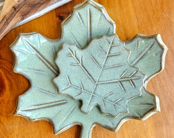 Maple Leaf aardewerk lepelsteun set van 2 groot en klein - rustiek en functioneel keukenaccessoire, uniek handgemaakt ontwerp groen