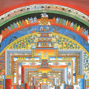 K&ouml;nnte beinhalten: Eine detaillierte, farbenfrohe Illustration eines buddhistischen Mandalas. Das Kunstwerk zeigt konzentrische Schichten geometrischer Formen, Figuren und Symbole mit einer lebendigen Palette aus Rot-, Blau-, Gelb- und Gr&uuml;nt&ouml;nen. Das Design ist symmetrisch und komplex, mit einem spirituellen Thema.