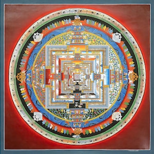 K&ouml;nnte beinhalten: Ein detailliertes, farbenfrohes Mandala-Gem&auml;lde mit einer quadratischen zentralen Struktur und konzentrischen kreisf&ouml;rmigen Mustern. Das Kunstwerk zeigt einen roten Hintergrund, blaue und goldene Akzente sowie komplizierte geometrische Designs. Es ist mit einem dunkelblauen Rahmen versehen.