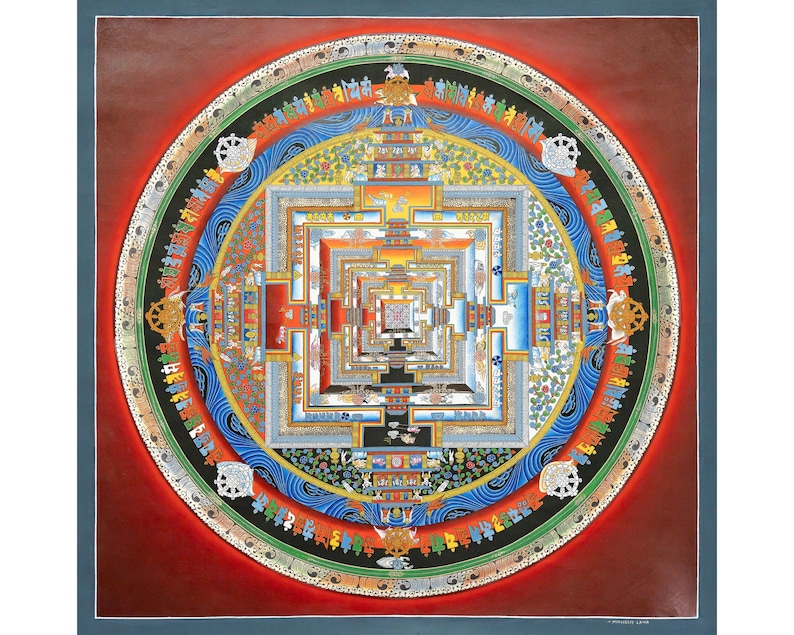K&ouml;nnte beinhalten: Ein detailliertes, farbenfrohes Mandala-Gem&auml;lde mit einer quadratischen zentralen Struktur und konzentrischen kreisf&ouml;rmigen Mustern. Das Kunstwerk zeigt einen roten Hintergrund, blaue und goldene Akzente sowie komplizierte geometrische Designs. Es ist mit einem dunkelblauen Rahmen versehen.
