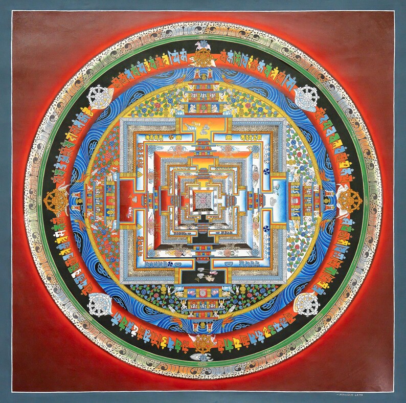 K&ouml;nnte beinhalten: Ein detailliertes, farbenfrohes Mandala-Gem&auml;lde mit einem quadratischen Zentrum und konzentrischen kreisf&ouml;rmigen Mustern. Das Kunstwerk weist rote, blaue, gr&uuml;ne und goldene Farbt&ouml;ne mit komplizierten geometrischen und symbolischen Designs auf. Das St&uuml;ck ist mit einem dunkelblauen Rand versehen.